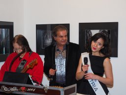 Fashion Show in der Contemplor Galerie Wien am 14. 03. 2024